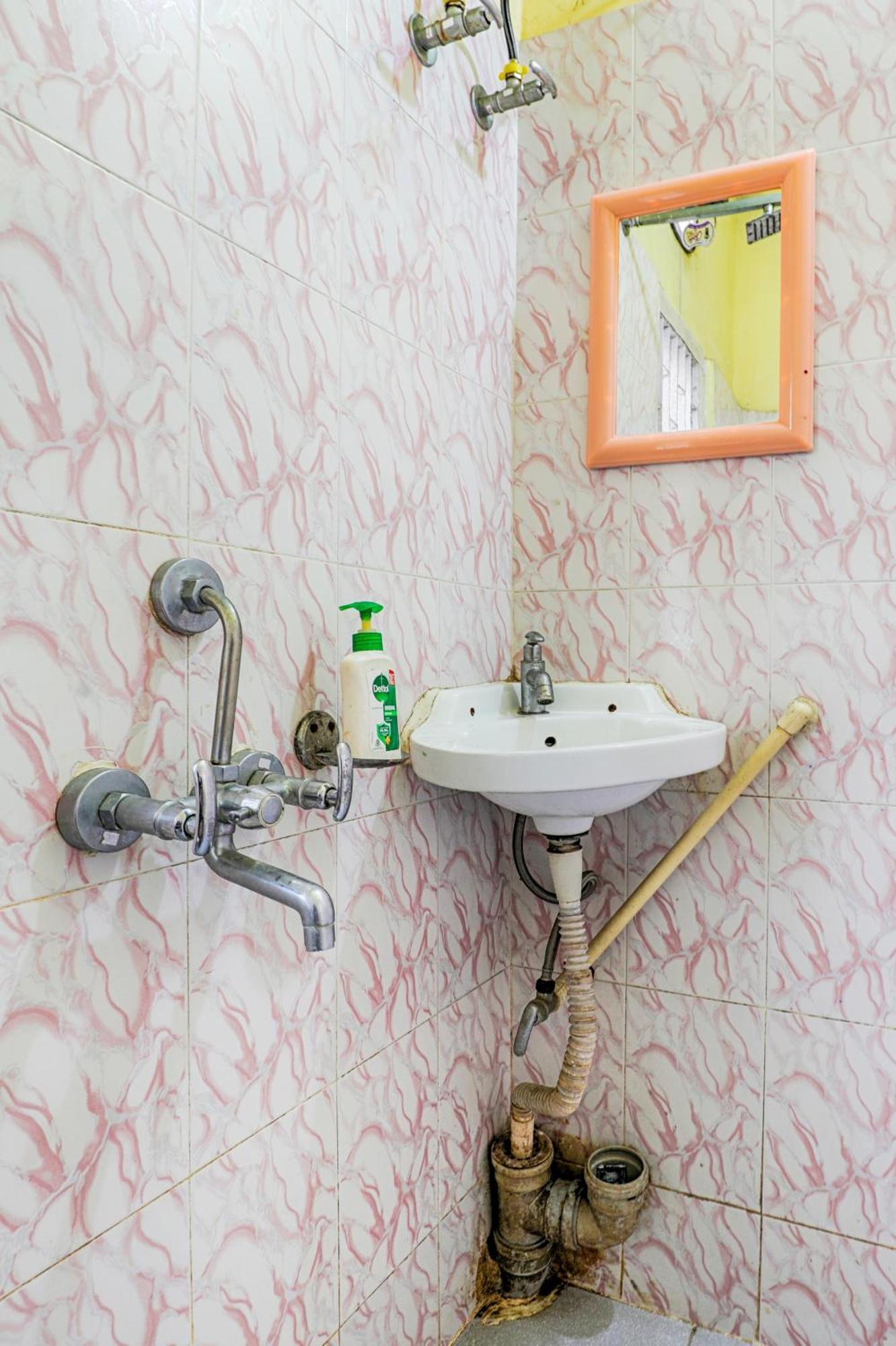 Green Vista Homestay Guwahati Luaran gambar